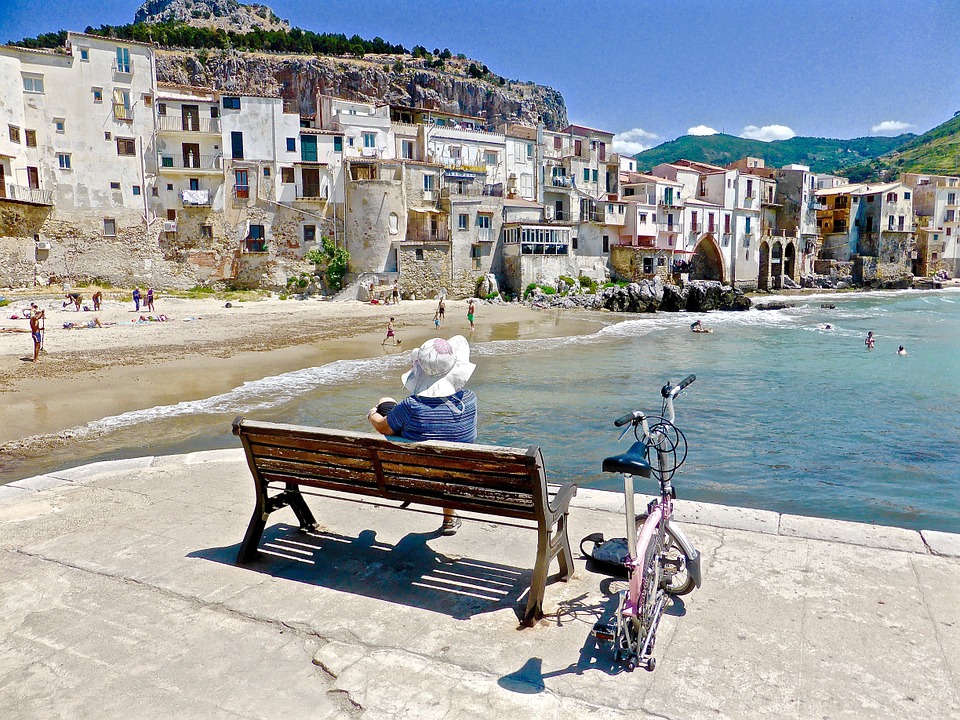 Bela vista da pequena praia e a vida tranquila atraem os turistas no verão